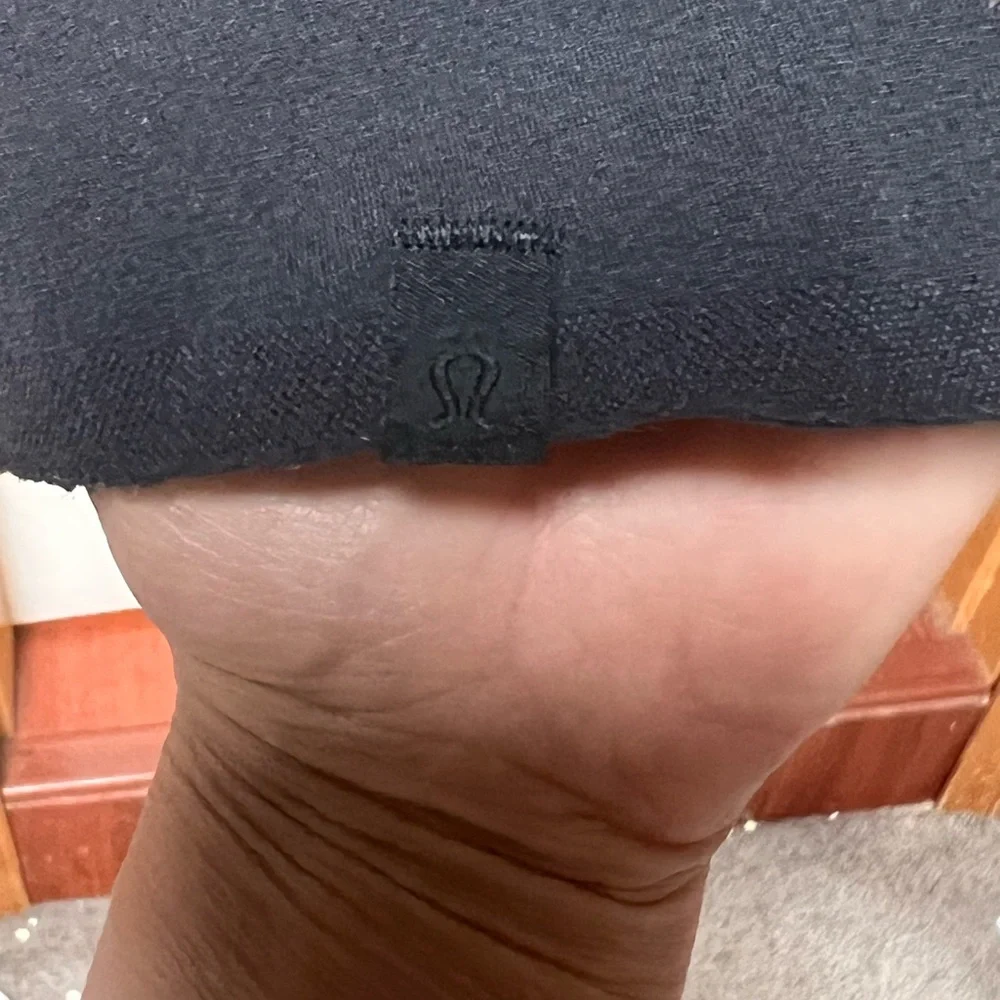 Lululemon crop seamless leggings Waist 13.5” inseam 17” Black with mesh
